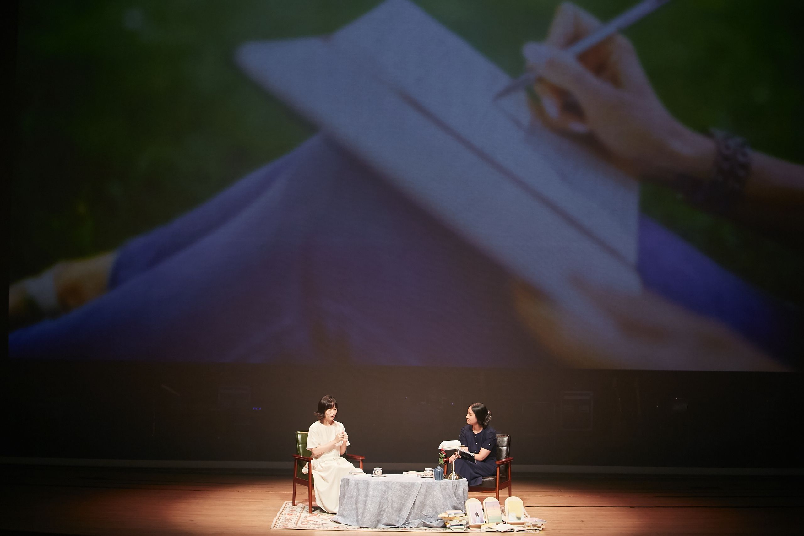 4. 최은영작가 북토크 (좌 최은영, 우 오은교).jpg