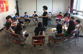 강사와 원으로 둘러싼 학생이미지